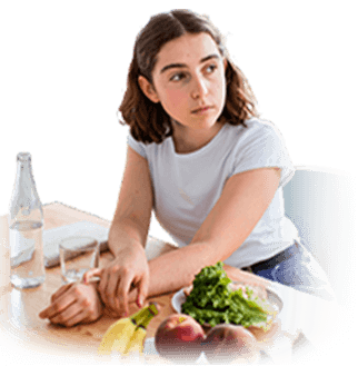 Девушка сидящая за столом